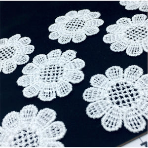 LM005 Set of 8 White Lace Flowers