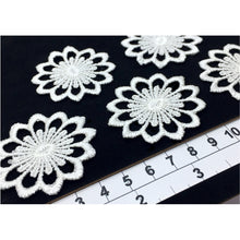 Load image into Gallery viewer, LM011 Set of 5 White Lace Flowers
