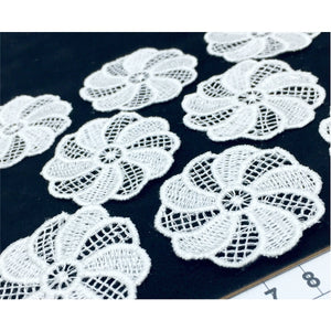LM014 Set of 8 White Lace Flowers