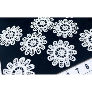 LM006 Set of 8 White Lace Flowers